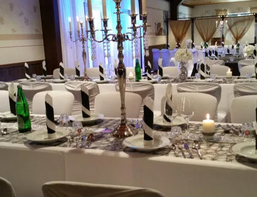 Festtafel mit Kerzenleuchter und schwarz-weißer Tischdekoration