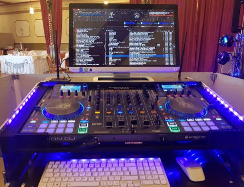 Beleuchteter DJ-Controller mit Bildschirm im Saal