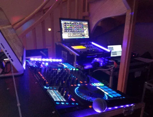 Beleuchteter DJ-Controller mit Laptop und Mikrofon