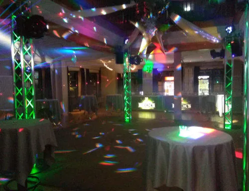 Freie Tanzfläche mit Traverse, Discokugel und Lichtpunkten