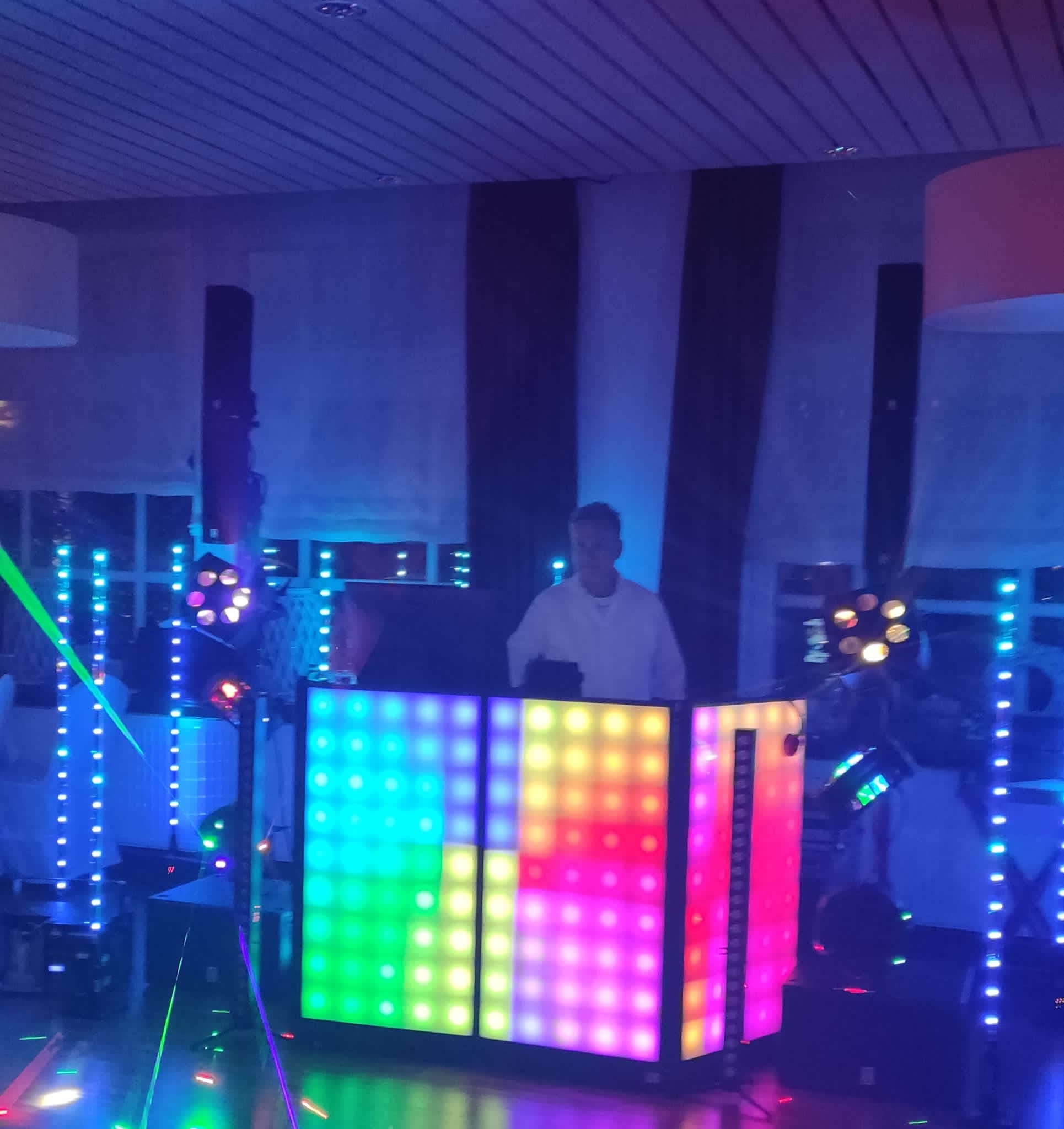 DJ-Pult von Dance-Musik mit Ton- und Lichttechnik