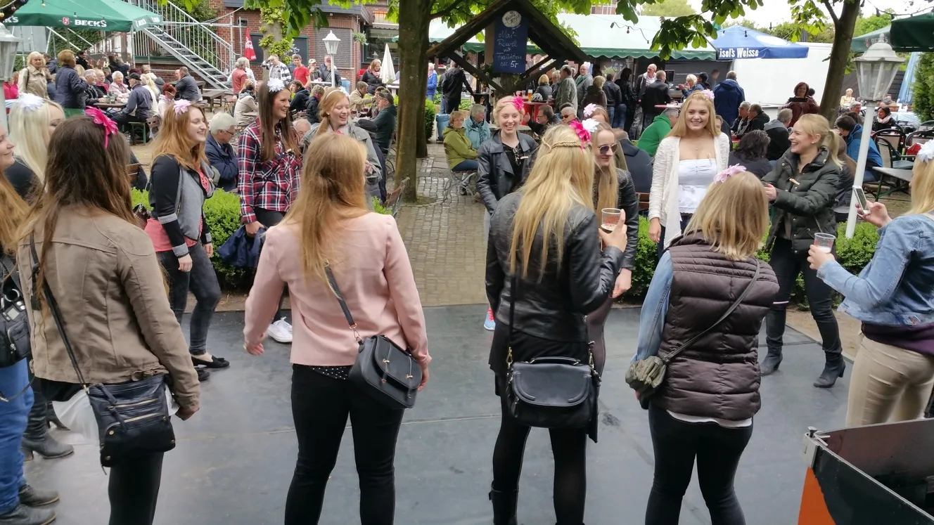 Gästegruppe beim Open-Air-Fest im Biergarten