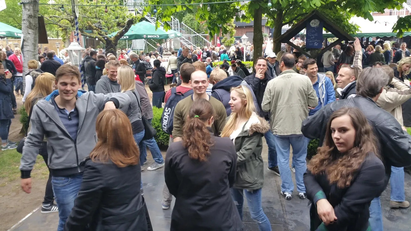 Gästegruppe beim Open-Air-Fest im Freien