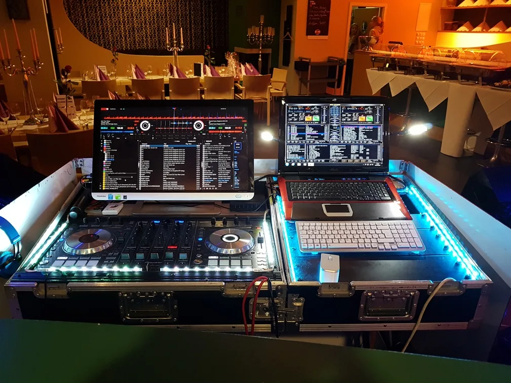 DJ-Case mit Controller und zwei Laptops im Restaurant