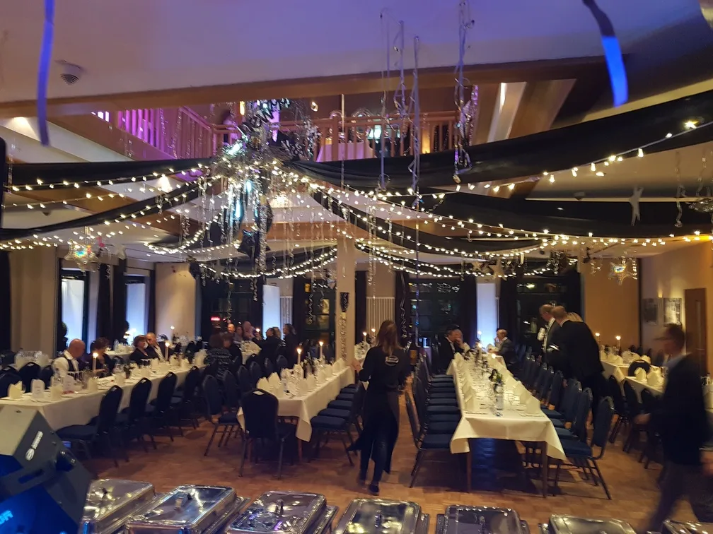 Festlich eingedeckte Tafeln mit Lichterketten vor der Silvesterfeier