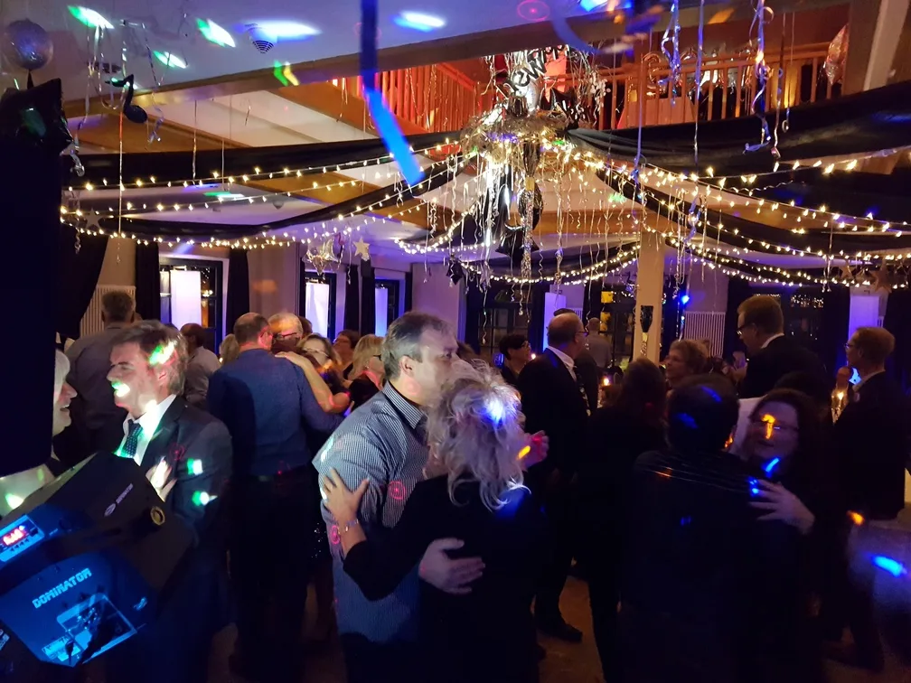 Silvesterfeier mit Girlanden und Lichterketten