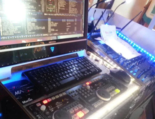 Laptop mit Musiksoftware und CD-Playern im DJ-Case