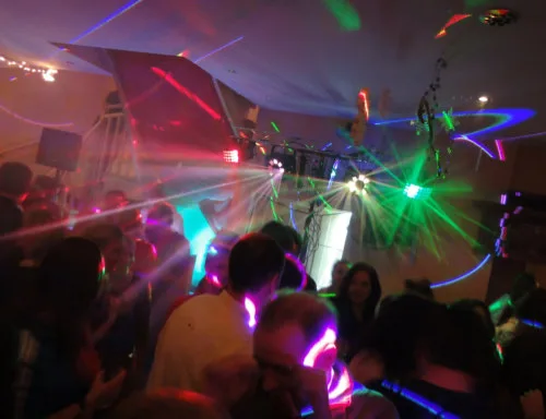 Tanzfläche mit grünen und pinken Lichtstrahlen