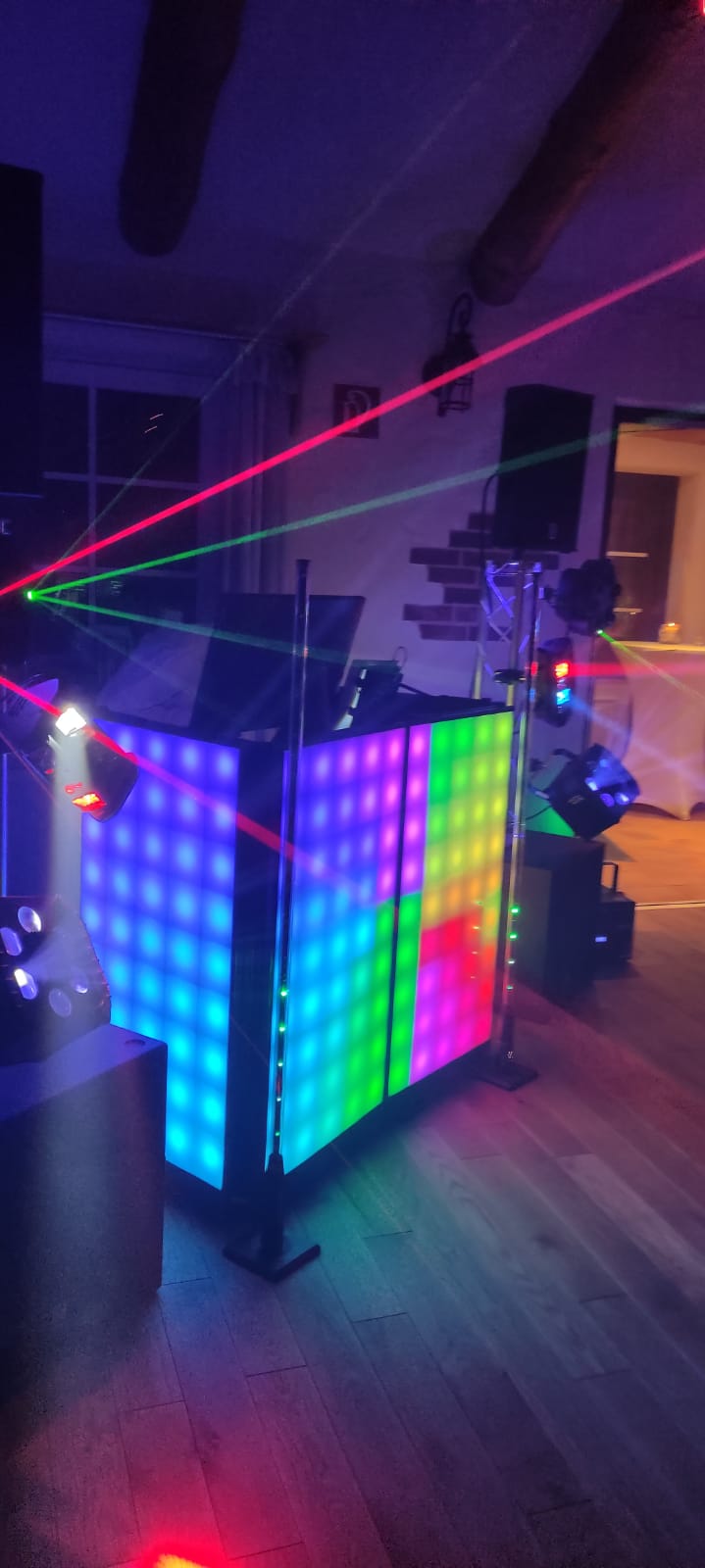 DJ-Pult mit Lasereffekten