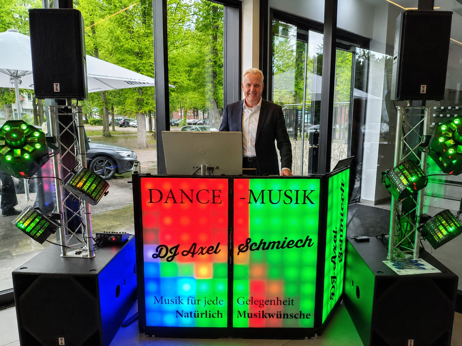 DJ Axel Schmiech neben seinem DJ-Pult