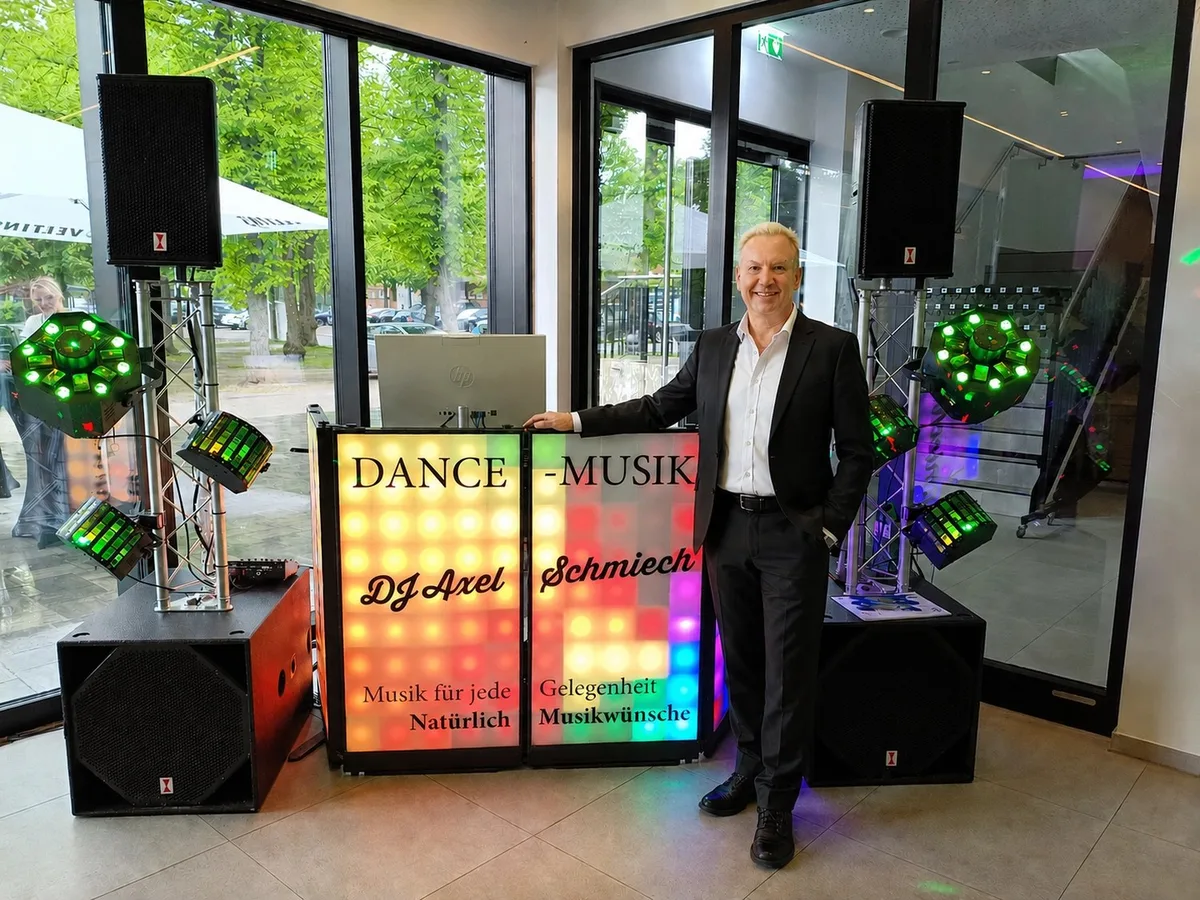 DJ Axel Schmiech vor seinem Dance-Musik-Pult mit Lichtanlage